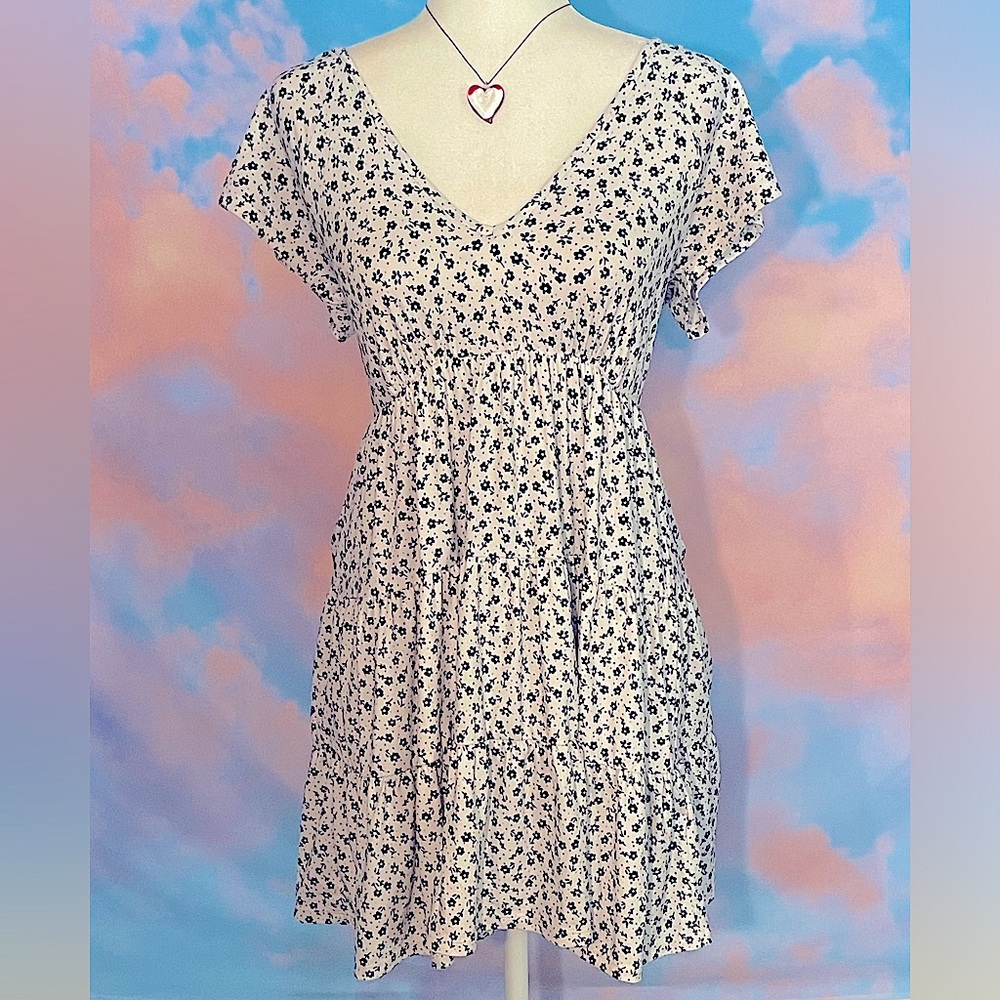 Casual and Sweet White/Black Ditsy Floral Skater Dress (Small)
